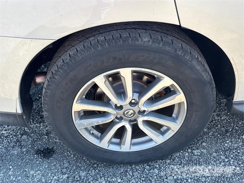 Nissan Pathfinder 2WD SUV Personbiler