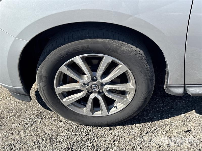 Nissan Pathfinder 2WD SUV Personbiler
