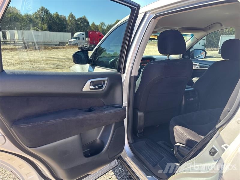 Nissan Pathfinder 2WD SUV Personbiler