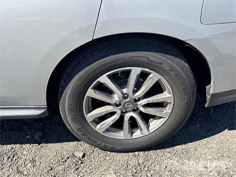 Nissan Pathfinder 2WD SUV Personbiler