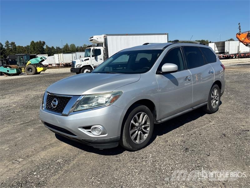 Nissan Pathfinder 2WD SUV Personbiler