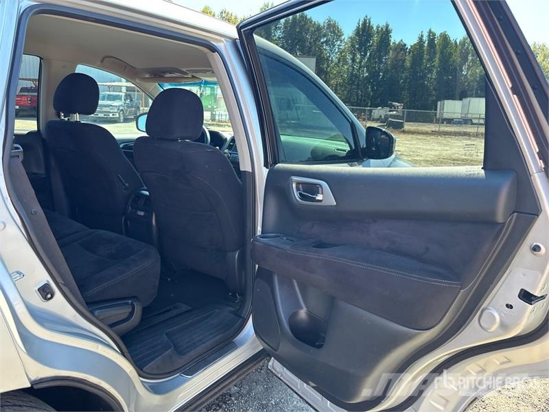 Nissan Pathfinder 2WD SUV Personbiler