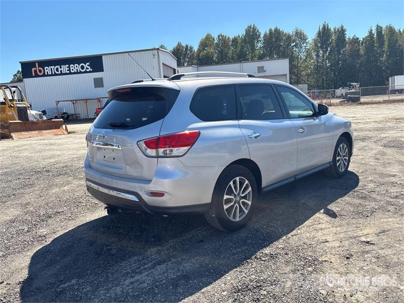 Nissan Pathfinder 2WD SUV Personbiler