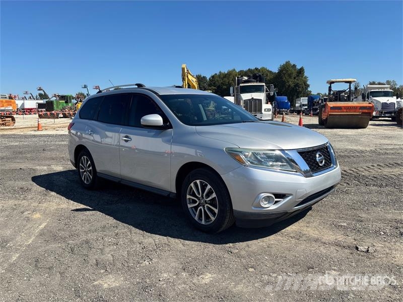 Nissan Pathfinder 2WD SUV Personbiler