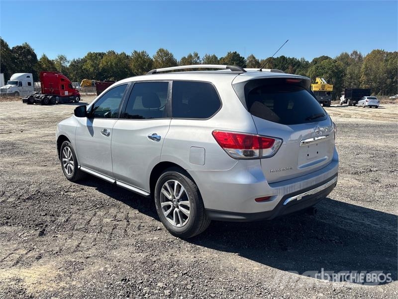 Nissan Pathfinder 2WD SUV Personbiler