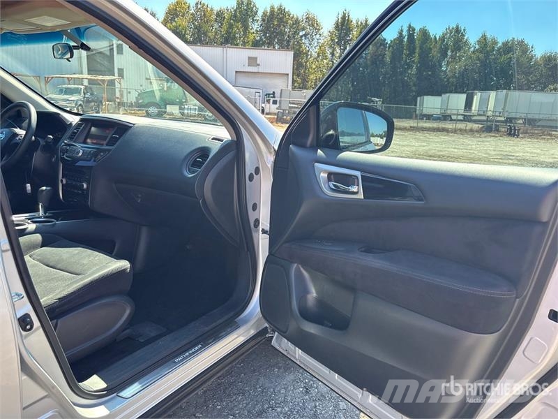 Nissan Pathfinder 2WD SUV Personbiler