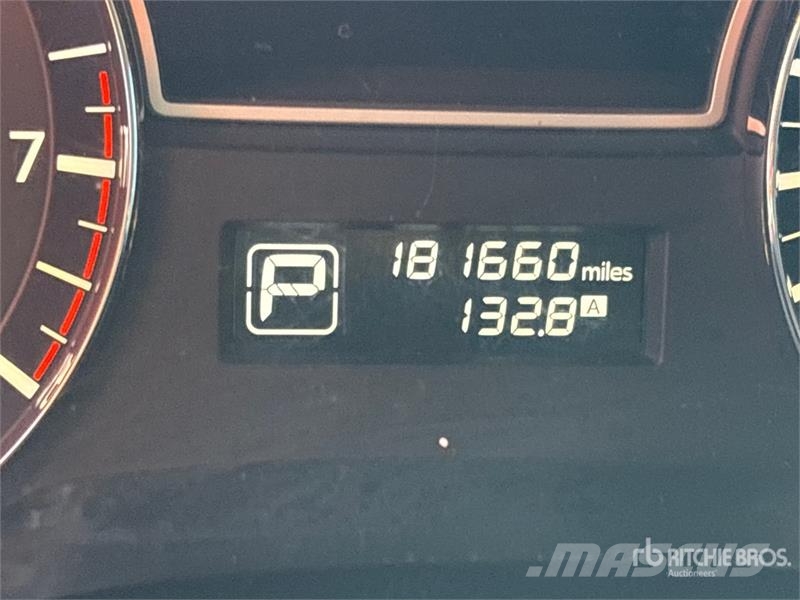 Nissan Pathfinder 2WD SUV Personbiler