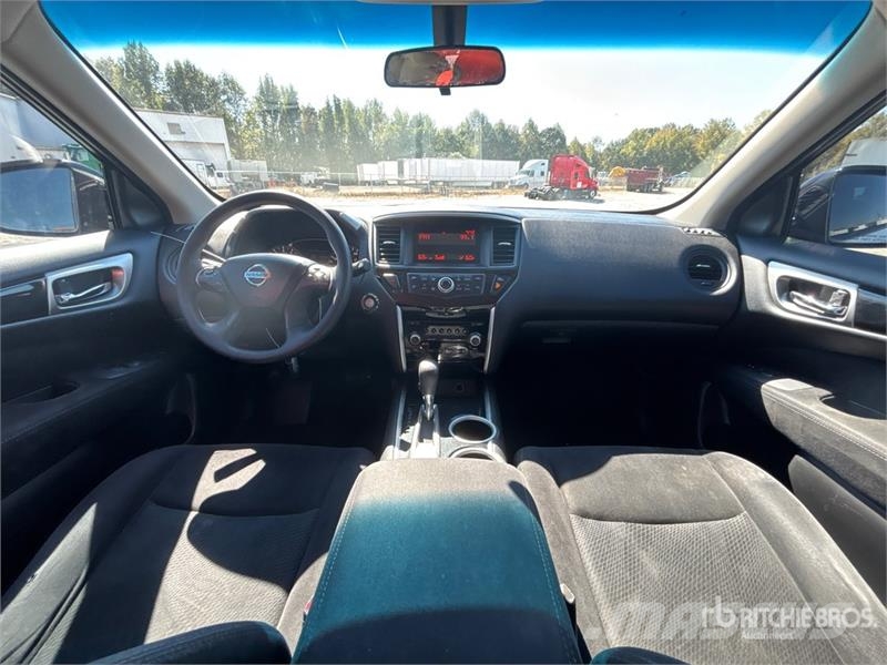 Nissan Pathfinder 2WD SUV Personbiler