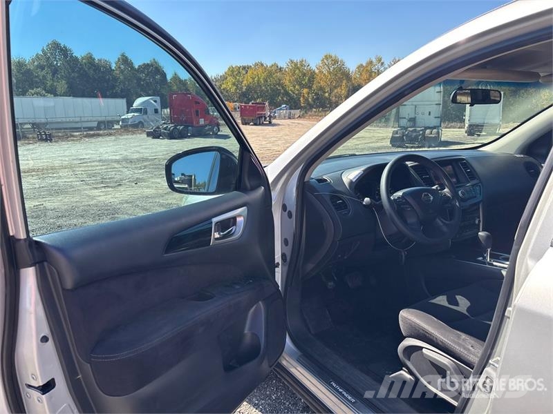 Nissan Pathfinder 2WD SUV Personbiler