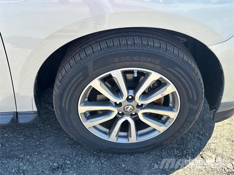 Nissan Pathfinder 2WD SUV Personbiler