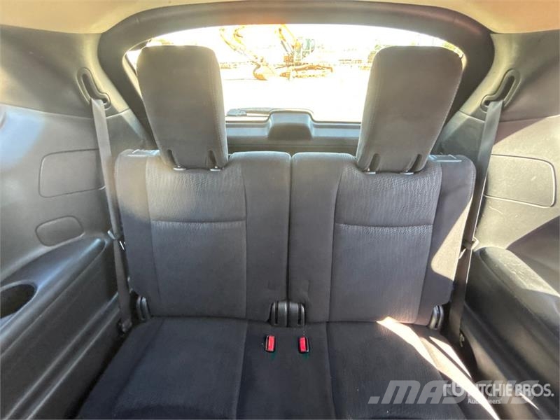 Nissan Pathfinder 2WD SUV Personbiler