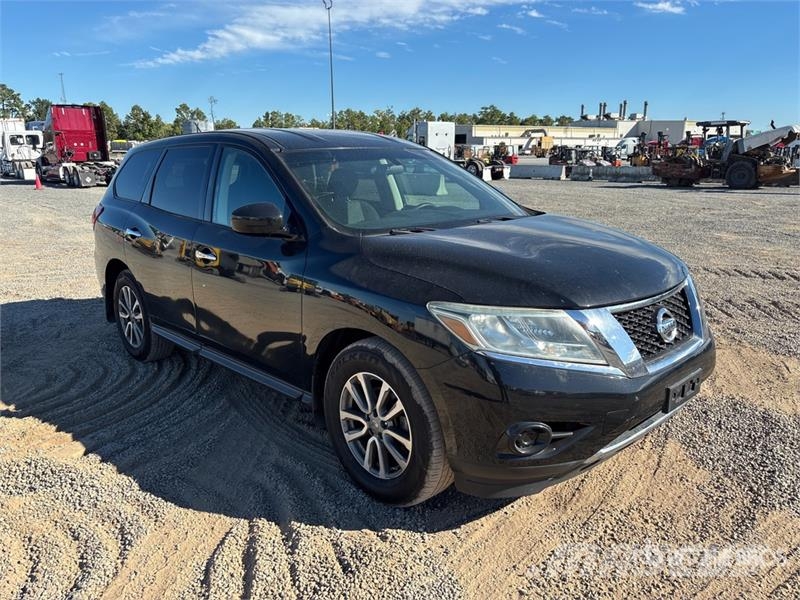 Nissan Pathfinder 4WD SUV Automašīnas