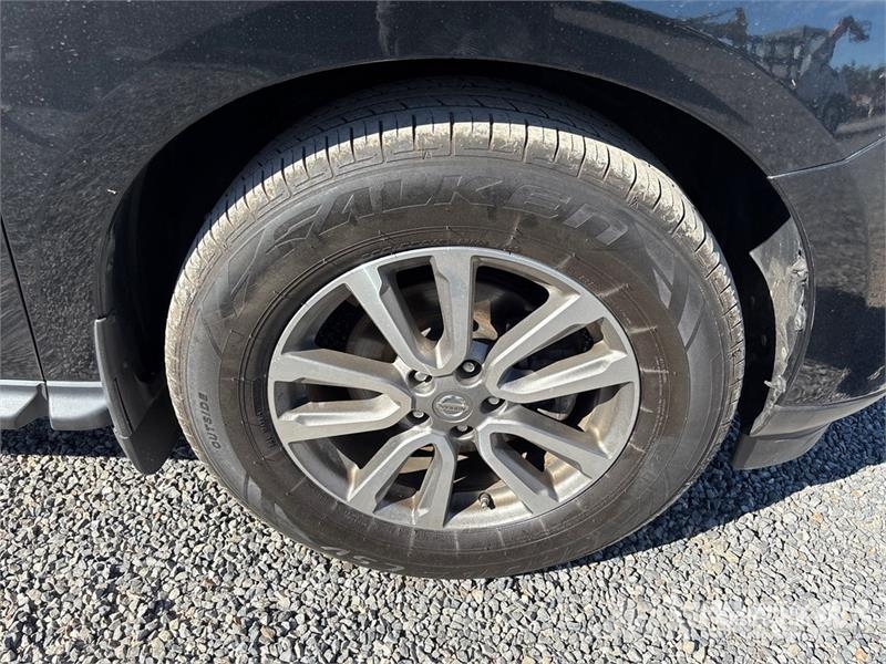 Nissan Pathfinder 4WD SUV Automašīnas