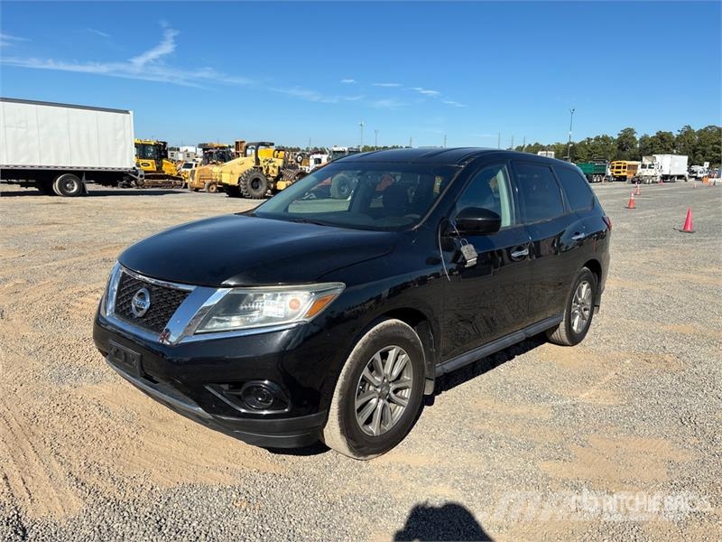 Nissan Pathfinder 4WD SUV Automašīnas