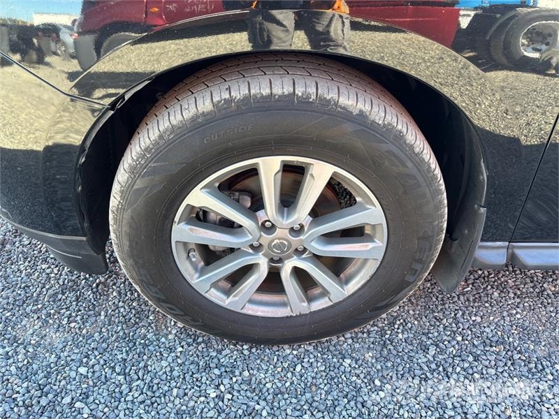 Nissan Pathfinder 4WD SUV Automašīnas