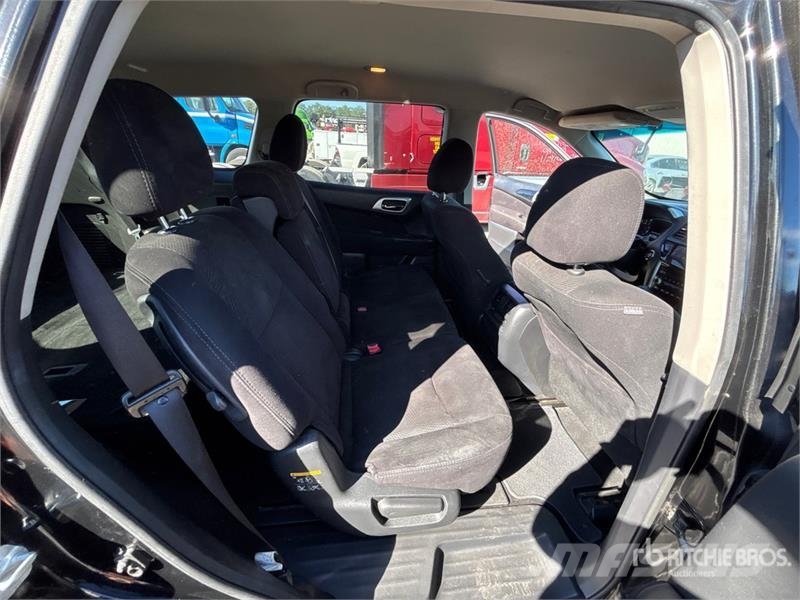 Nissan Pathfinder 4WD SUV Automašīnas