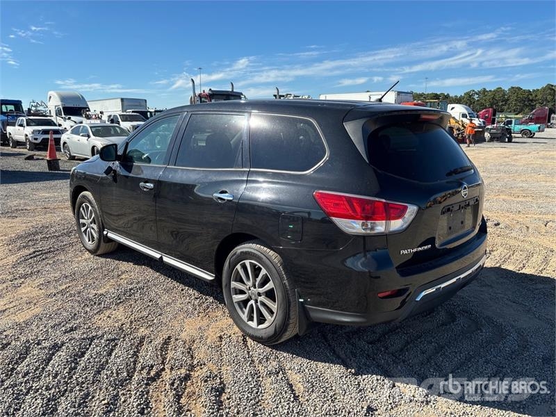 Nissan Pathfinder 4WD SUV Automašīnas