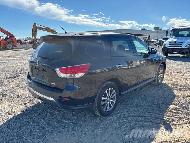 Nissan Pathfinder 4WD SUV Automašīnas