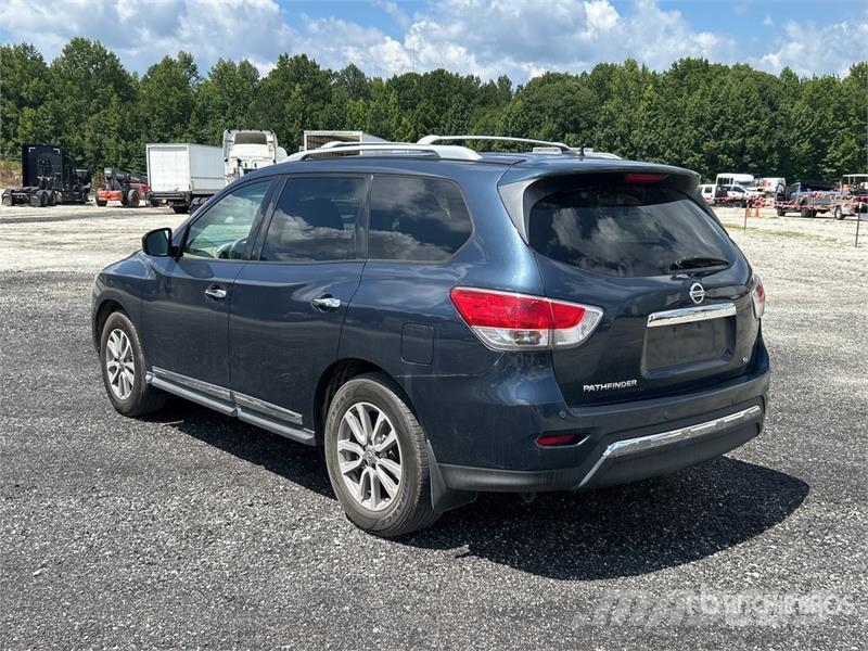 Nissan Pathfinder SL 2WD SUV Carros
