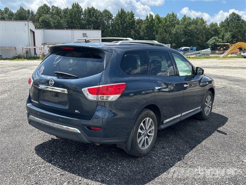 Nissan Pathfinder SL 2WD SUV Carros