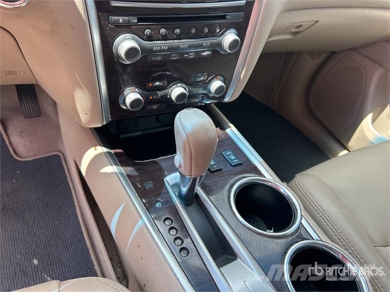 Nissan Pathfinder SL 2WD SUV Carros