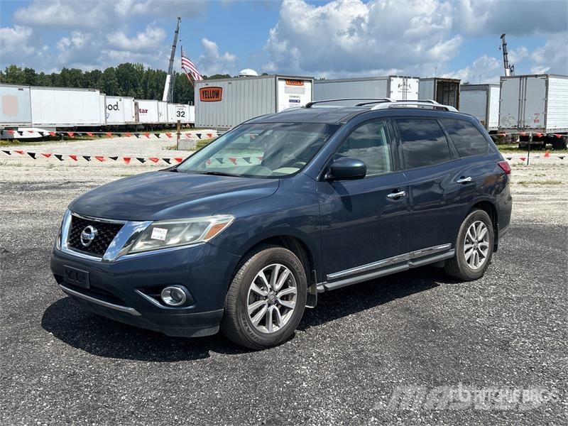 Nissan Pathfinder SL 2WD SUV Carros