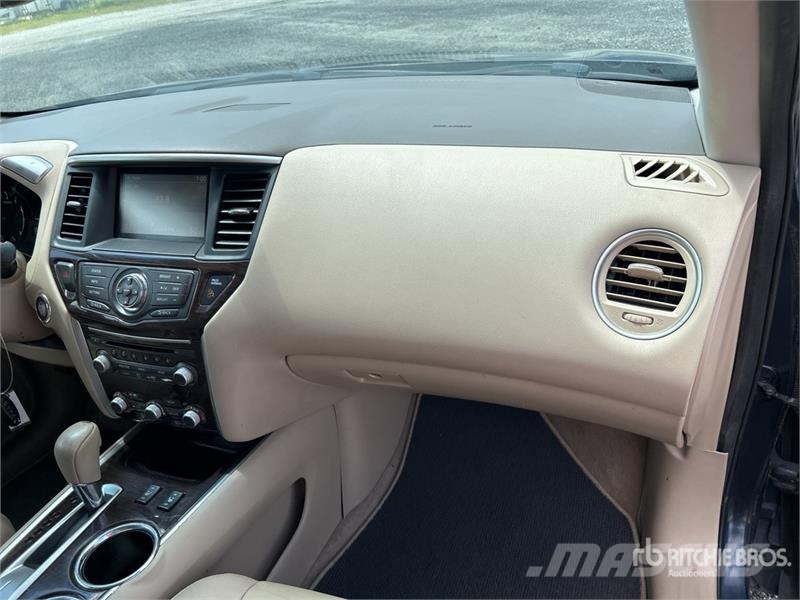 Nissan Pathfinder SL 2WD SUV Carros