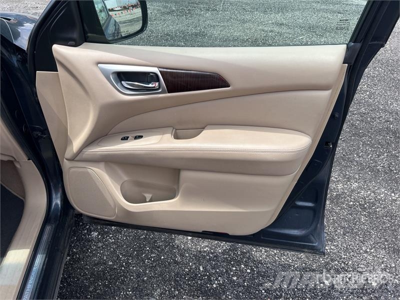 Nissan Pathfinder SL 2WD SUV Carros