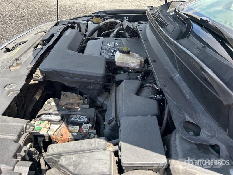 Nissan Pathfinder SL 2WD SUV Carros