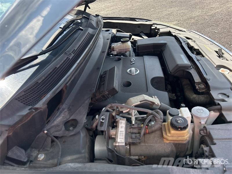 Nissan Pathfinder SL 2WD SUV Carros