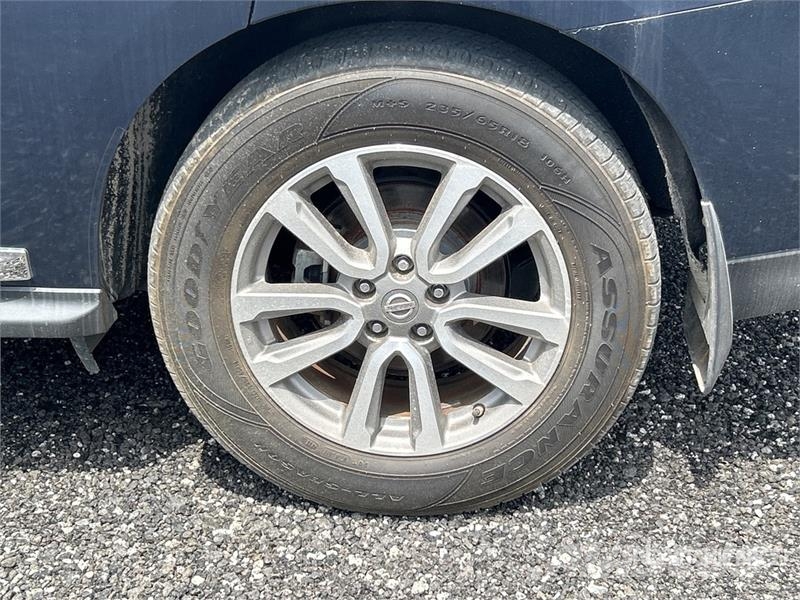 Nissan Pathfinder SL 2WD SUV Carros