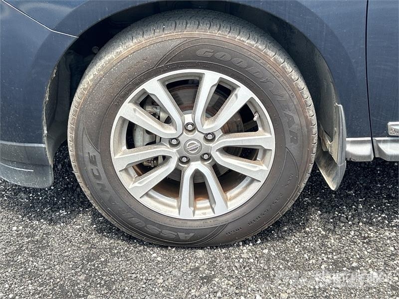 Nissan Pathfinder SL 2WD SUV Carros