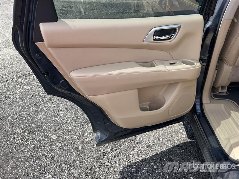 Nissan Pathfinder SL 2WD SUV Carros