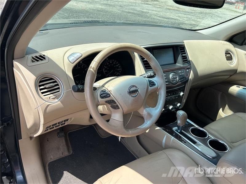 Nissan Pathfinder SL 2WD SUV Carros