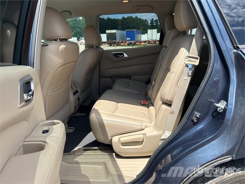 Nissan Pathfinder SL 2WD SUV Carros
