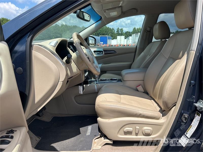 Nissan Pathfinder SL 2WD SUV Carros