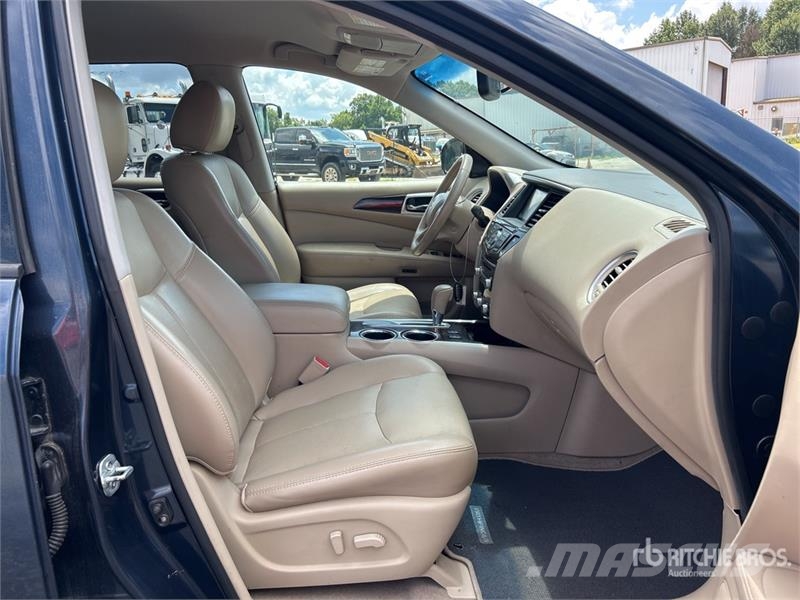 Nissan Pathfinder SL 2WD SUV Carros