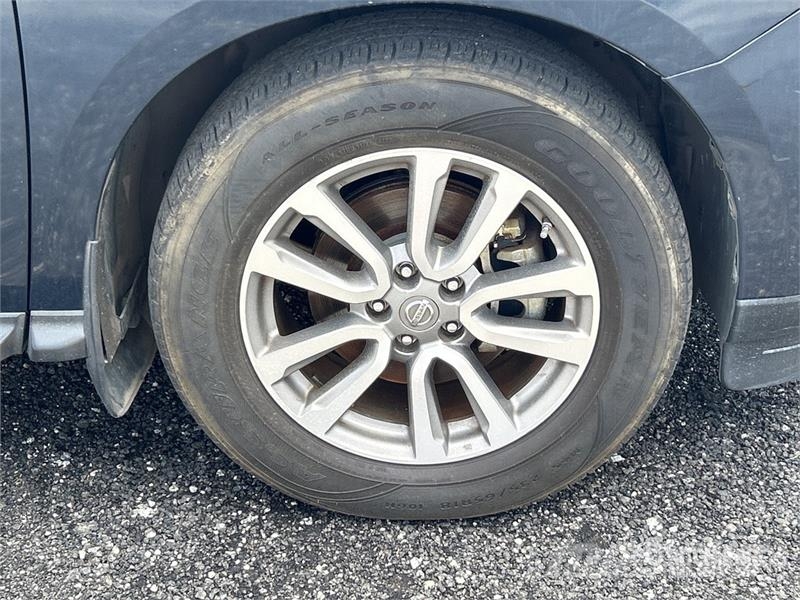 Nissan Pathfinder SL 2WD SUV Carros