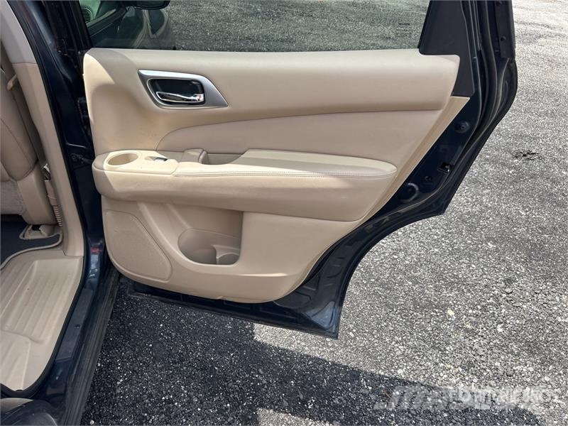 Nissan Pathfinder SL 2WD SUV Carros
