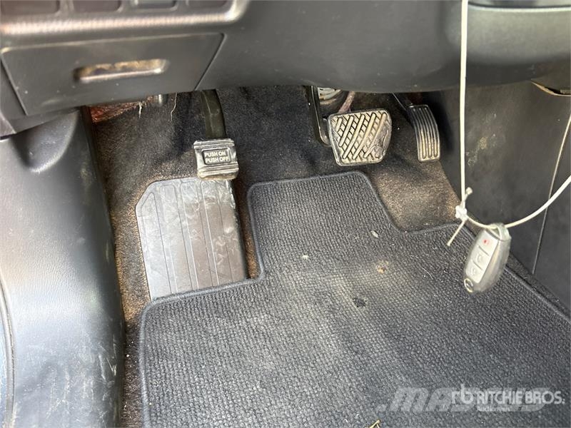 Nissan Pathfinder SV 2WD SUV Voiture