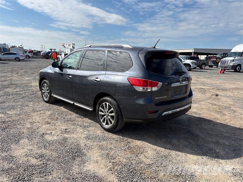 Nissan Pathfinder SV 2WD SUV Voiture