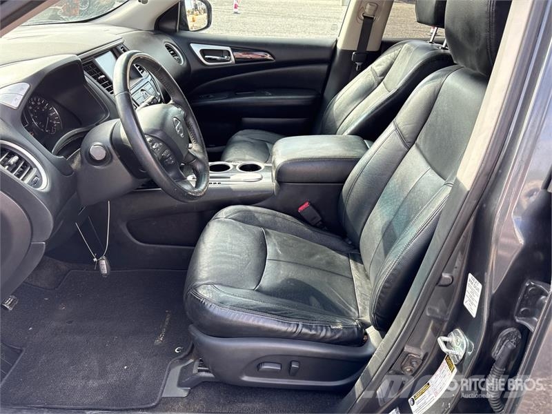 Nissan Pathfinder SV 2WD SUV Voiture