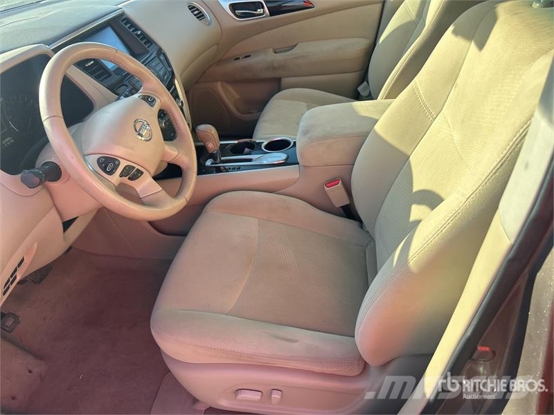 Nissan Pathfinder SV 2WD SUV 汽车