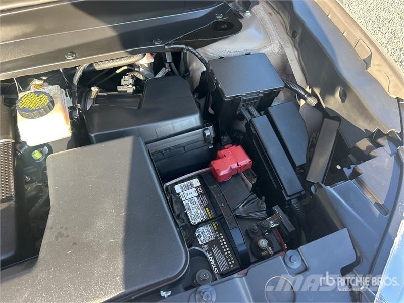 Nissan Pathfinder SV 2WD SUV 汽车