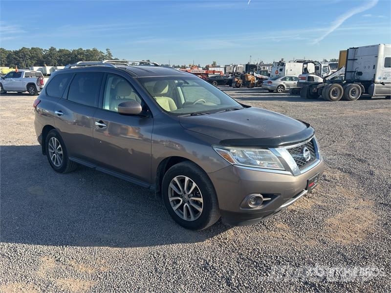 Nissan Pathfinder SV 2WD SUV 汽车