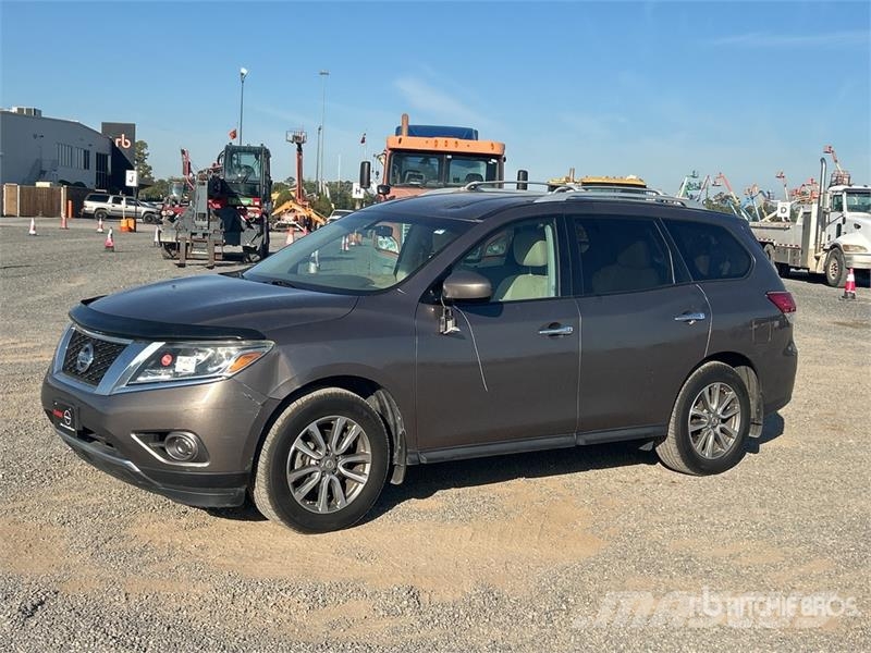 Nissan Pathfinder SV 2WD SUV 汽车