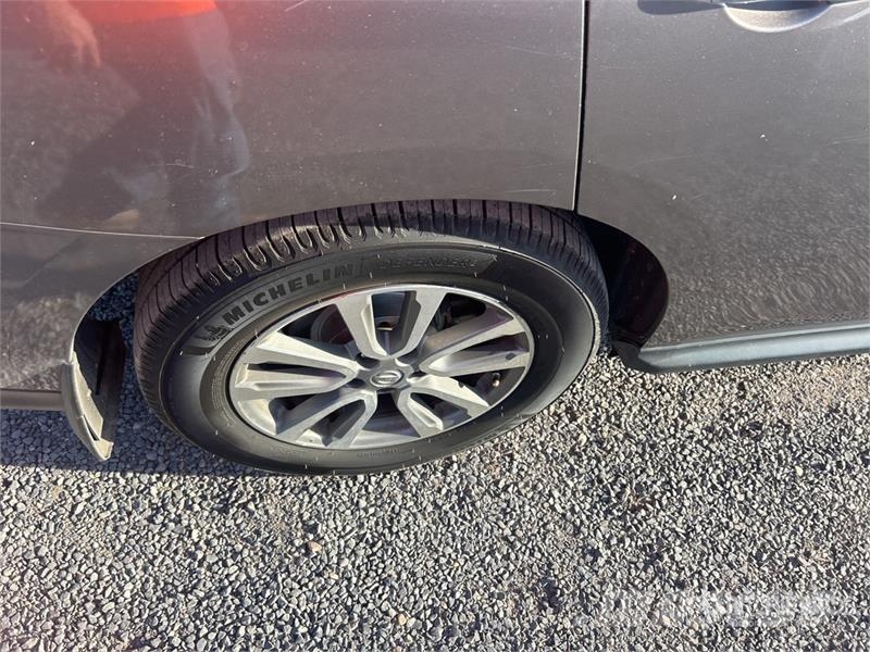 Nissan Pathfinder SV 2WD SUV 汽车