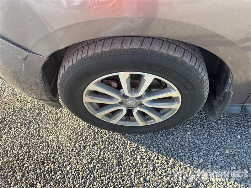 Nissan Pathfinder SV 2WD SUV 汽车