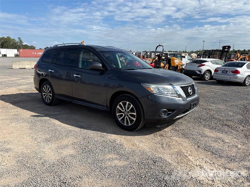 Nissan Pathfinder SV 2WD SUV Voiture