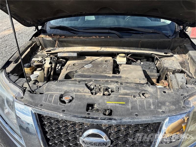 Nissan Pathfinder SV 2WD SUV Voiture